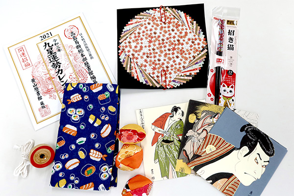 在百元店可以買到富有日本特色的商品，這使百元店成為購買紀念品饋贈親友的熱門選擇。當然，您也可以隨時為自己購買商品。
